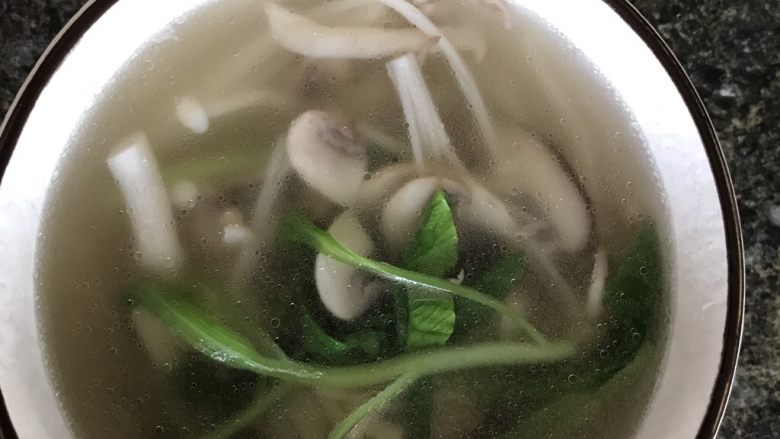 鲜菇青菜汤,味道鲜美。