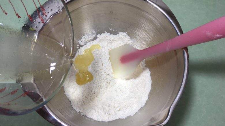 苏打棉花糖夹心饼干,倒入提前混合好的液体。