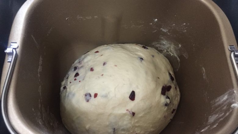 蔓越莓排包（直接法）,将面团放温暖处发酵至两倍大，大约需要一小时（可以使用烤箱的发酵功能）
