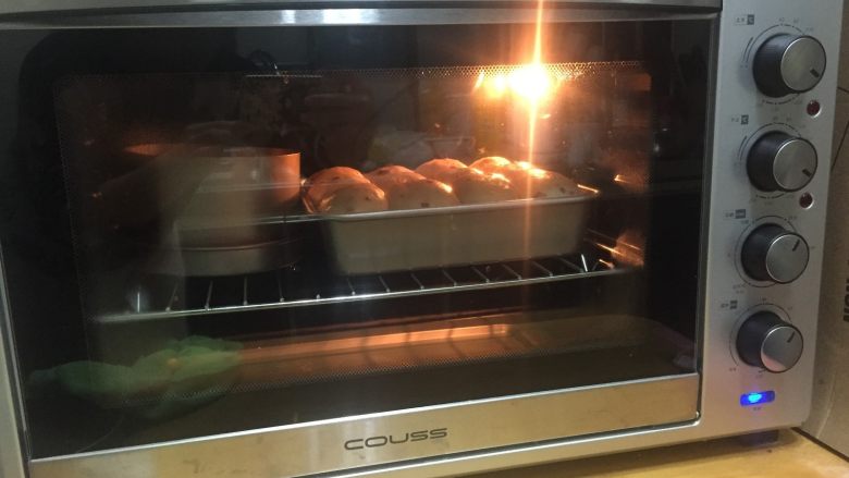 蔓越莓排包（直接法）,预热烤箱上下火180度大约15分钟后放入面团，烤制20分钟。及时加盖锡纸，避免上色过重。
