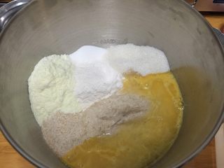 全麦老式面包 中种法,除黄油以外的所有材料放入面盆中，开始揉面25分钟（我用的是厨师机揉面，面包机均可）