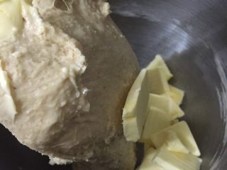 全麦老式面包 中种法, 25分钟加入软化室温的黄油，继续揉面20分钟