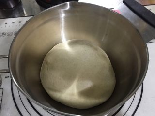 全麦老式面包 中种法,将面团盖保鲜膜，室温松弛1小时