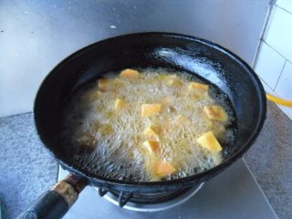 蛋黄焗地瓜,热油，放入地瓜块炸制熟透 