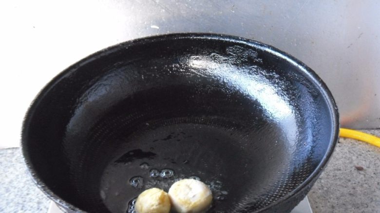蛋黄焗地瓜, 锅留底油，放入咸鸭蛋黄 