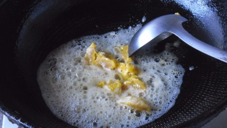 蛋黄焗地瓜, 将其按碎
