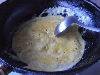 蛋黄焗地瓜, 炒制到咸鸭蛋黄溶解膨胀 