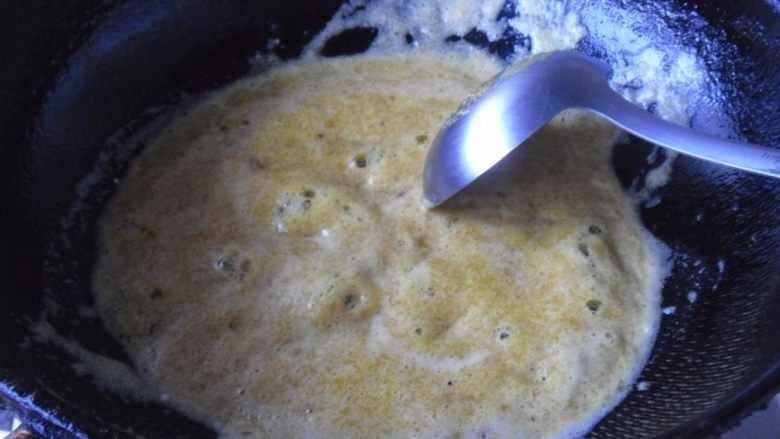 蛋黄焗地瓜, 炒制到咸鸭蛋黄溶解膨胀 