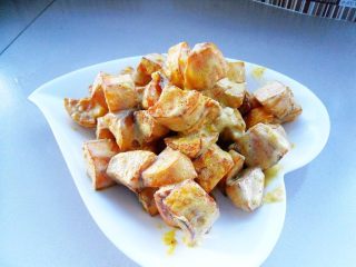 蛋黄焗地瓜, 出锅装盘，即可上桌品味
