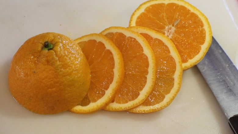 橙汁纸包鱼,柳橙切出几片薄片。