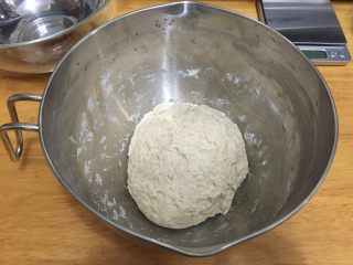 全麦老式面包 中种法,将中种的5种材料混合后用勺子搅拌均匀即可，放室温发酵至3倍大之后放入冰箱冷藏发酵一夜