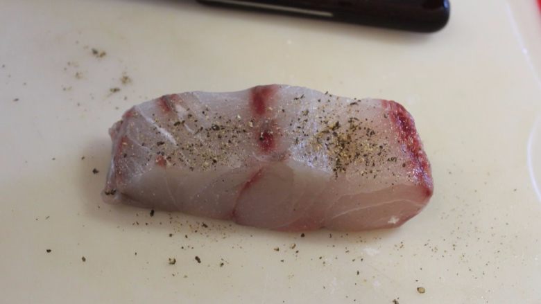 橙汁纸包鱼,去皮的白肉鱼以盐和胡椒调味。今天用的是海鲈鱼。