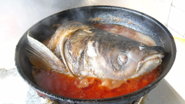 冬阴功鱼头,放入鱼头，不盖锅盖煮10分钟，便于蒸发腥味 