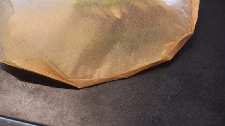 橙汁纸包鱼,折痕越细，密闭程度越好。也可以在烤盘纸边缘涂上蛋液，让纸包密闭更好。