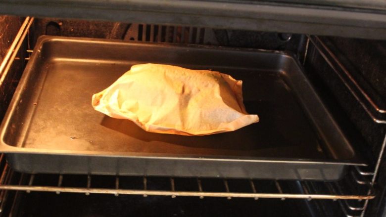 橙汁纸包鱼,预热好烤箱，以200℃烤15分钟。