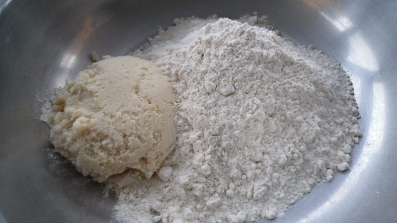 抹茶豆渣馒头, 先用一半的豆渣、面粉、酵母粉，和成白色的面团 