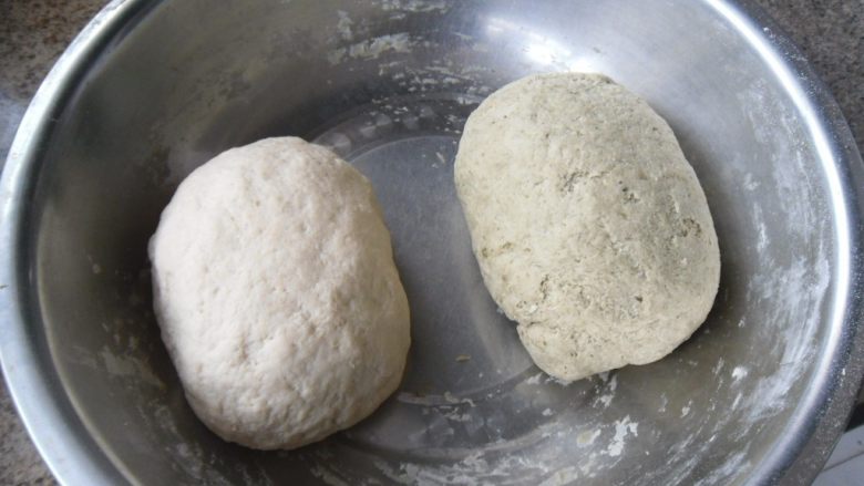 抹茶豆渣馒头,把两个面团放入盘中，覆盖保鲜膜，一次发酵 