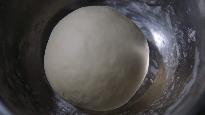 香菇豆沙包,用手揉到三光，“手光盆光面光，如图所示”