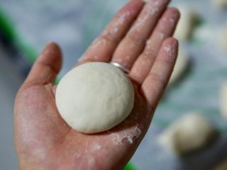 香菇豆沙包,捏紧收口整形成香菇状，如图所示