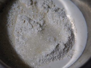 香菇豆沙包,主料所有材料放入干净的盆内