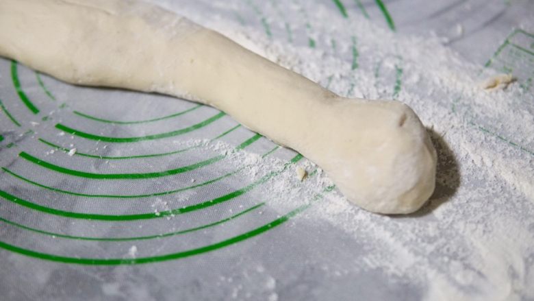 香菇豆沙包,发酵好的面团排气，就是随意揉，揉到刀切切口没有孔洞就可以了