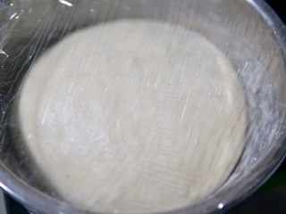 香菇豆沙包,发酵到两倍大即可。（手指沾面粉戳洞，洞不回缩不塌陷即可）