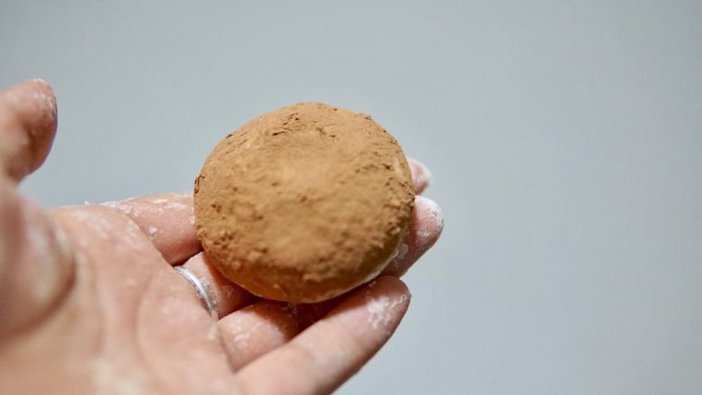 香菇豆沙包,整形好的豆沙包滚一圈可可粉，