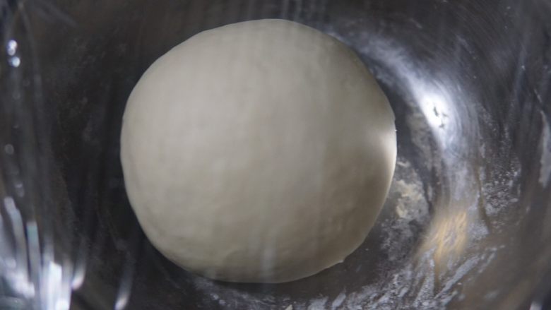 香菇豆沙包,盖保鲜膜准备发酵