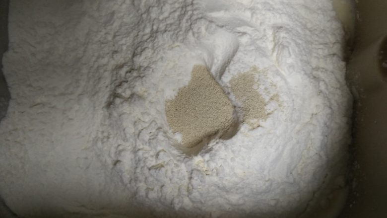 超软酸奶吐司,在面粉上挖小坑放入酵母