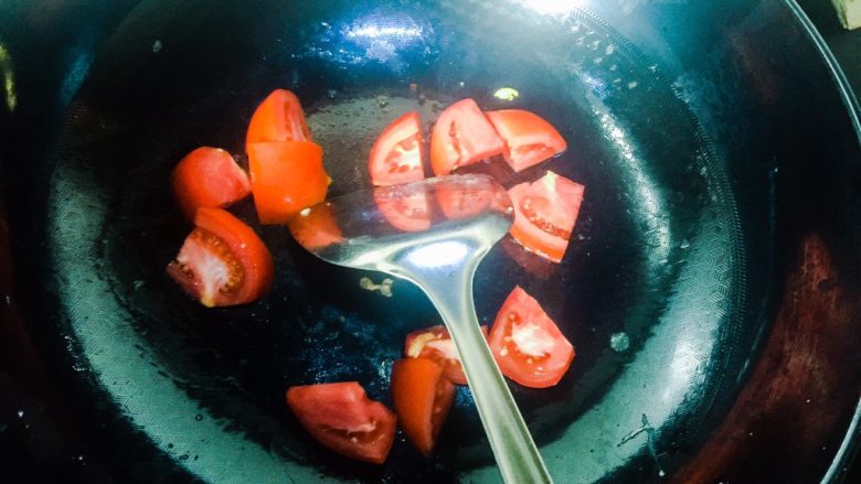 西红柿鸡蛋面,鸡蛋盛出之后不用放油，直接放入西红柿