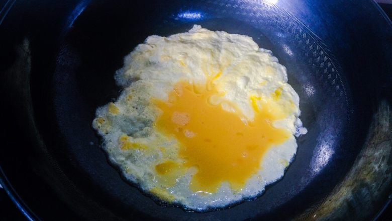 西红柿鸡蛋面,热锅凉油、油五成热以后放入鸡蛋