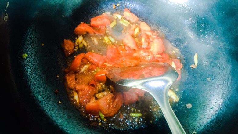 西红柿鸡蛋面,把西红柿和小葱翻炒一下，炒出西红柿的汤汁，这样做出来的面，西红柿的汤汁更浓郁好吃。