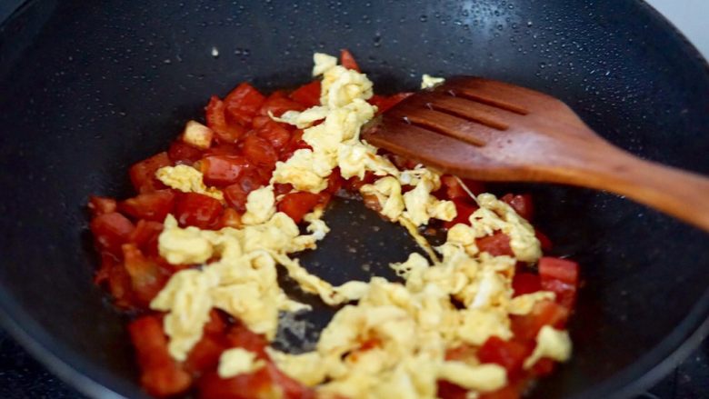 西红柿鸡蛋面,加入鸡蛋，翻炒均匀