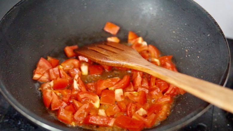 西红柿鸡蛋面,炒西红柿丁炒至汁水出来以后
