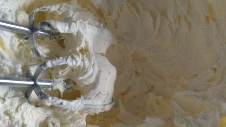 奥利奥磅蛋糕,黄油打发至体积膨大，颜色变浅。