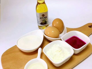 高颜值鸡蛋卷,
准备：火龙果汁15g、鸡蛋2枚、家用中筋面粉40g、配方奶粉20g、黑芝麻牛油果油适量
