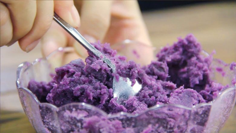 蜂蜜紫薯苦瓜圈，逆袭营养美食榜！,搅拌均匀