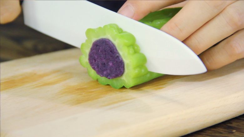 蜂蜜紫薯苦瓜圈，逆袭营养美食榜！,切成厚薄均匀的片