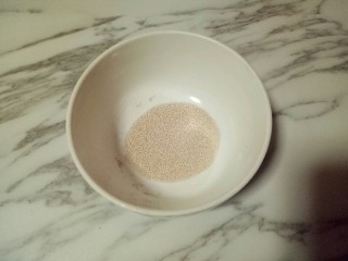 荷叶夹-馒头,酵母粉3g放入碗中。