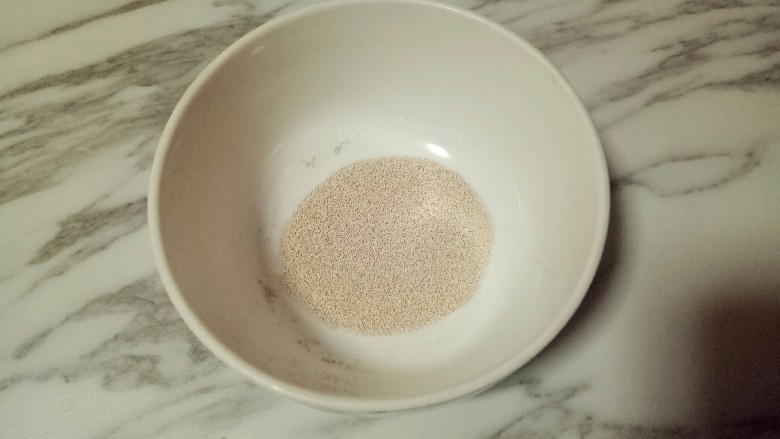 荷叶夹-馒头,酵母粉3g放入碗中。