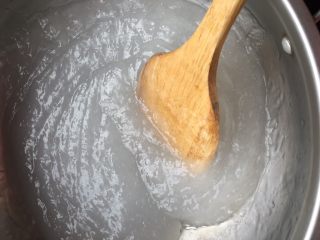 自制凉粉,用锅铲快速搅拌均匀