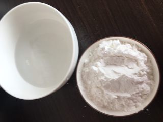 自制凉粉,取一碗粉，和一碗水，水碗和粉碗大小一制