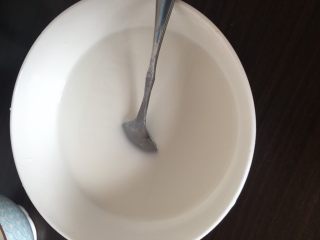 自制凉粉,一碗粉加入一碗水里混合均匀