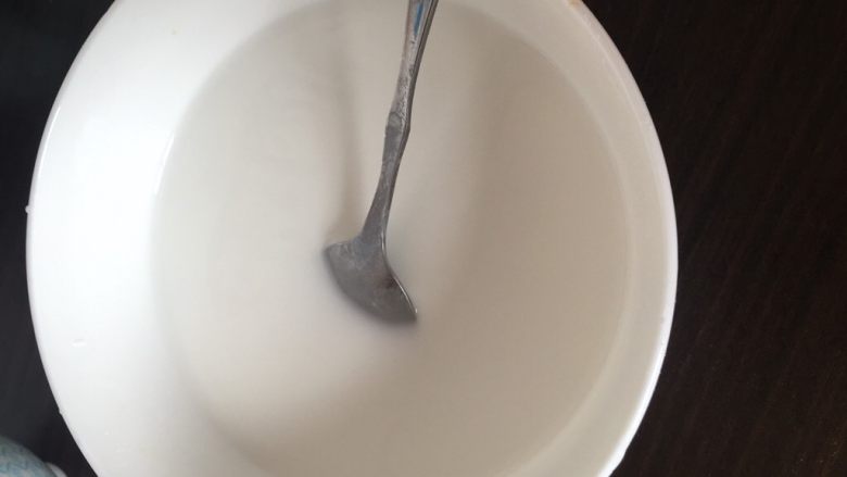 自制凉粉,一碗粉加入一碗水里混合均匀