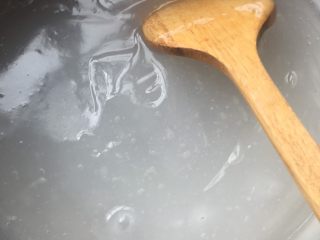 自制凉粉,锅里煮至如图的透明状就可以关火了