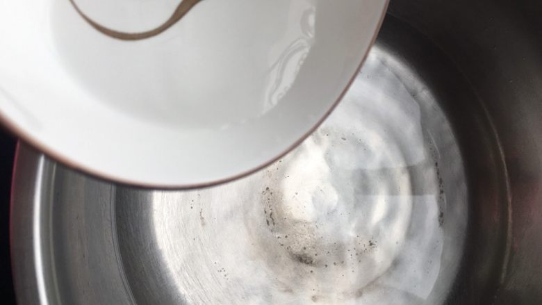 自制凉粉,锅中倒入4碗水