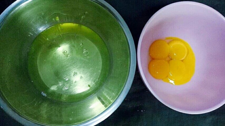棉花蛋糕,3个蛋黄与蛋白分离，一个全蛋加到蛋黄容器里
