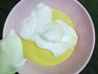 棉花蛋糕,取三分之一蛋白霜加入蛋蛋黄糊中，上下翻拌均匀