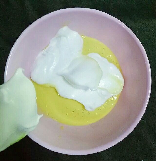 棉花蛋糕,取三分之一蛋白霜加入蛋蛋黄糊中，上下翻拌均匀