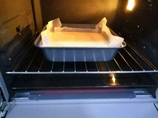 棉花蛋糕,烤盘加水放在倒数第一层，烤网放在倒数第二层，蛋黄糊放在烤网上，150度10分钟，130度40分钟（温度和时间根据自己烤箱脾气调整），最后10分钟盖一层锡纸，避免上色太深（具体时间温度自行调整）
